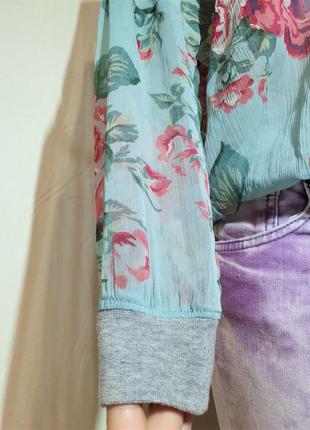 Шифоновая голубая блуза в цветочный принт5 фото