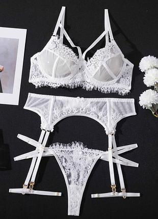 Нежный комплект нижнего белья с поясом и гартерами