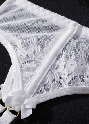 Нежный комплект нижнего белья с поясом и гартерами