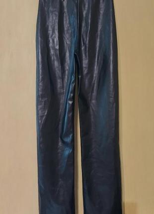 Чорні прямі брюки зі шкірозамінника з v -подібним вирізом prettylittlething6 фото