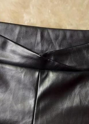 Чорні прямі брюки зі шкірозамінника з v -подібним вирізом prettylittlething8 фото