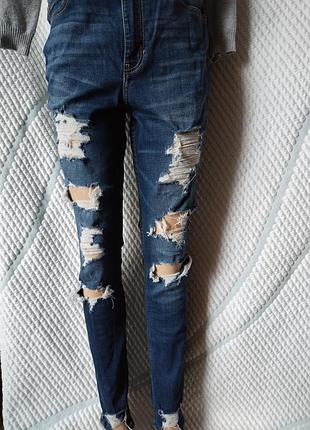 Джинси з прорізами