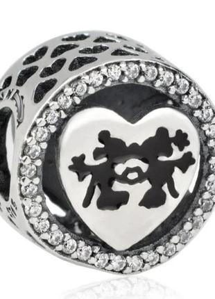 Серебрянный шарм микки и минни поцелуй pandora серебро 925