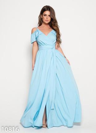Блакитна довга сукня з відкритими плечима