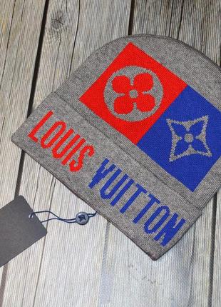 Женская шапка в стиле louis vuitton серого цвета