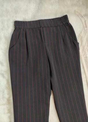 Черные брюки в красную полоску на резинке с карманами кроп штаны прямые bershka7 фото