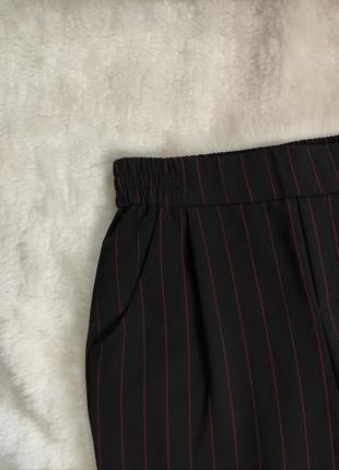 Черные брюки в красную полоску на резинке с карманами кроп штаны прямые bershka8 фото
