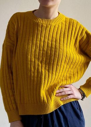 Неймовірний гірчичний светр в рубчик