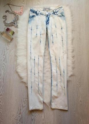 Белые с голубыми полосками прямые джинсы со стразами камнями на карманах широкие женские1 фото