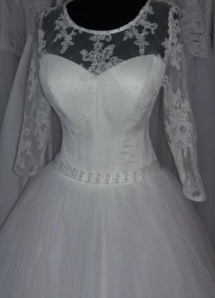 Свадебное платье классическое, белого цвета, с рукавом