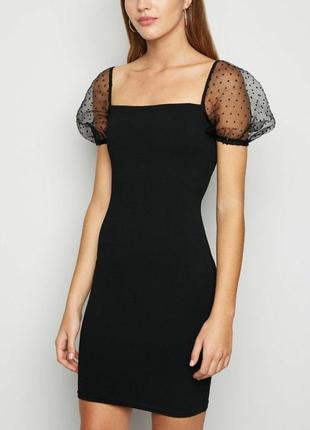 Коротка чорна сукня
