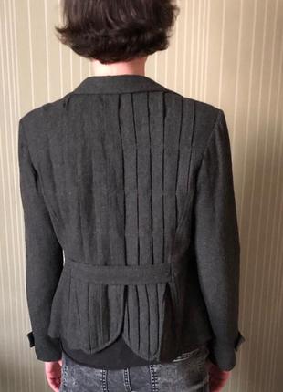 Стильный осенний пиджак /жакет з оригінальною спинкою.