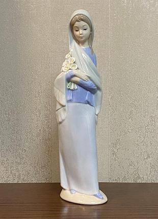 Фарфоровая статуэтка lladro «девушка с цветами».