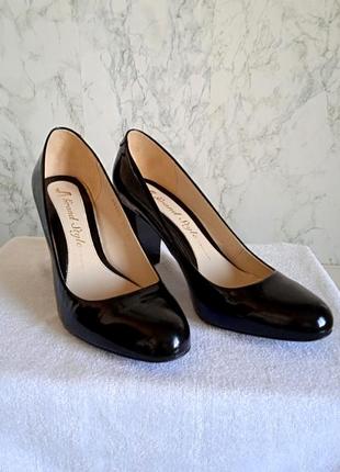 Классические черные лаковые туфли grand style натуральная кожа широкий высокий каблук2 фото