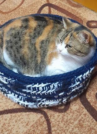 Кошик для тваринок в'язаний.