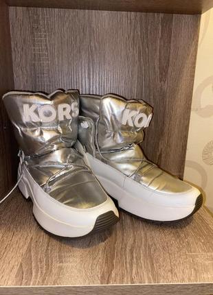 Тёплые зимние ботинки michael kors cassia7 фото