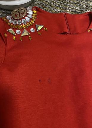 Ярком красное платье со стразами камнями на плечах нарядное тёплое s m4 фото