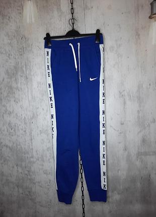 Крутые оригинальные синие женские спортивные штаны nike nsw с лампасами
