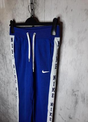 Крутые оригинальные синие женские спортивные штаны nike nsw с лампасами3 фото