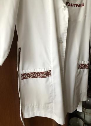 Медичний халат, білий халат з вишивкою2 фото
