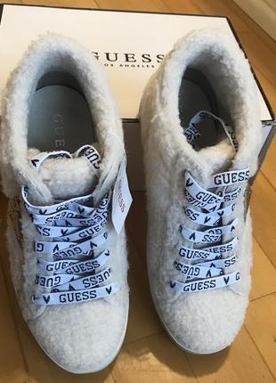 Світлі брендові снікерси з хутром guess оригінал3 фото