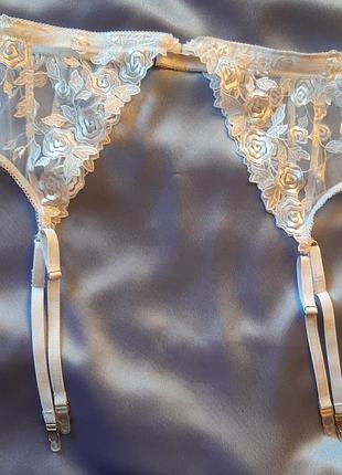 Вишуканий пояс для панчох