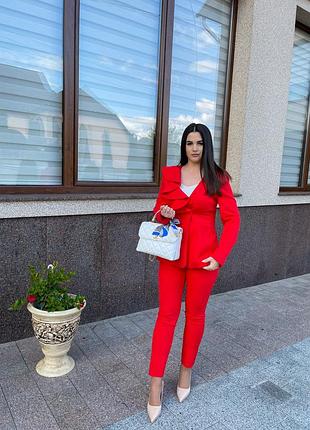 Жіночий костюм