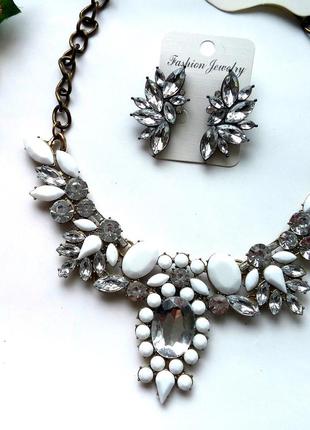 Стильное колье белый цвет