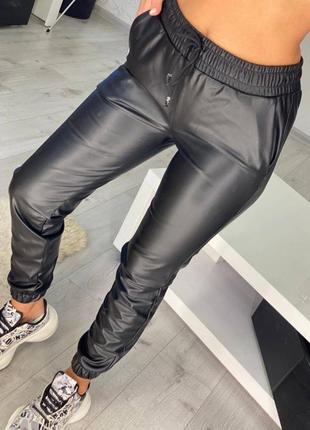 Теплі шкіряні жіночі  брюки на манжетах (джогери ) з широкою резинкою і косими кишенями2 фото