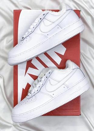 Жіночі зимові кросівки з хутром nike air force 1 low white fur1 фото