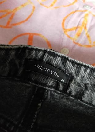 Trendyol
мом джинси 
з необробленим низом4 фото