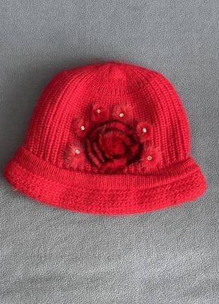 Яркая красная шапка