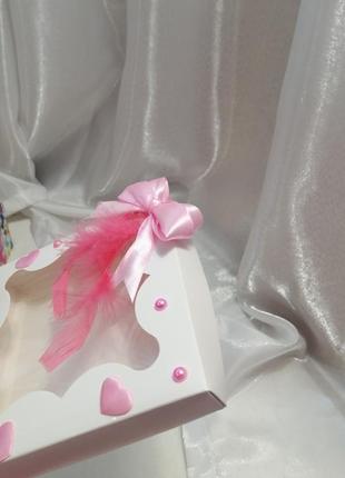 Маленькая подарочная коробка с жемчугом атласным бантиком и перьями2 фото