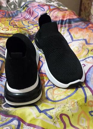 Стильні кросівки чорно-білі