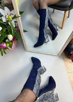 Жіночі чоботи з натуральної шкіри у підрозділі комбінованих з замшу синього кольору на невеликому каблучку6 фото