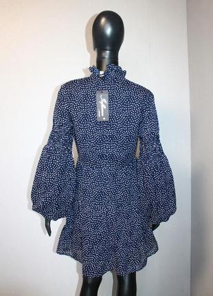Стильное принтованное платье influence с объемными рукавами и высоким воротом синий navy blue в горошек геометрический принт2 фото