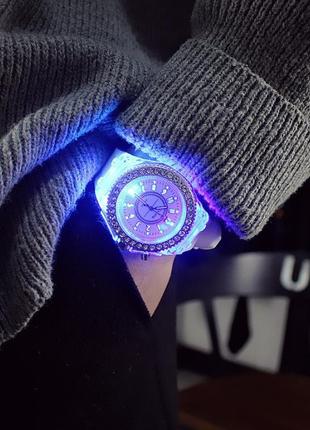 Женские светящиеся часы круглый циферблат с камнями8 фото