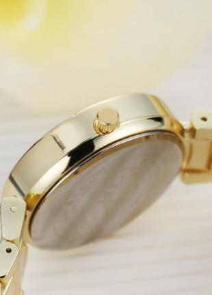 Жіночий наручний годинник з камінням2 фото