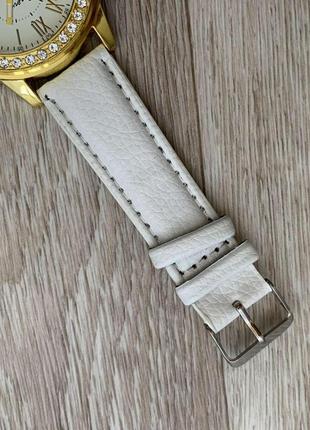 Женские часы с кожаным ремешком белые с камнями8 фото