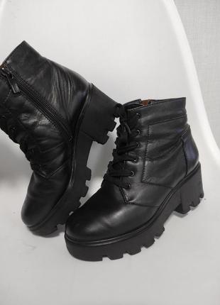 Кожаные ботинки (снаружи полностью натуральная кожа)
размер 36 (на ногу 23 см.) 
цена - 595 грн.