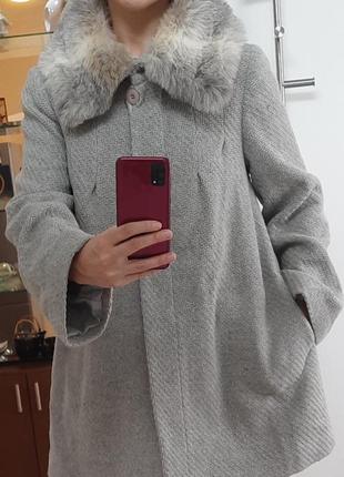 Красиве світле пальто з меховим воротником