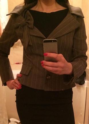 Деловой пиджак очень элегантный