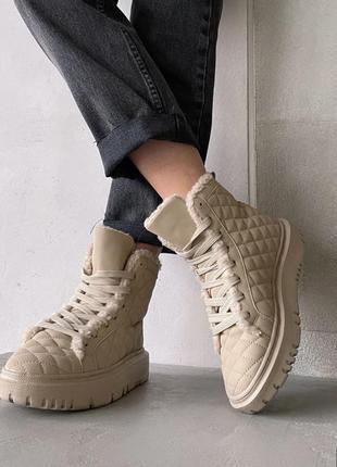 Теплі стильні беж черевики дутіки на шнурках