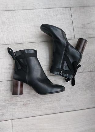 Фірмові ботільони на каблуках чорні черевики