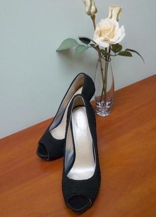 Чорні вихідні туфлі з жатої тканини для дюймовочки:) 35р.