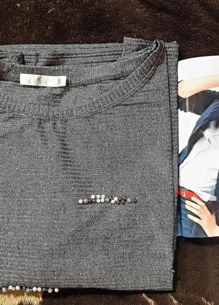 Красивий светрик , блискучий з люрексом.