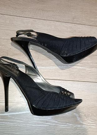 Красивые босоножки queen на высоком каблуке