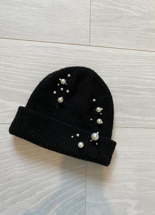 Женская шапка чорна з бусинками4 фото