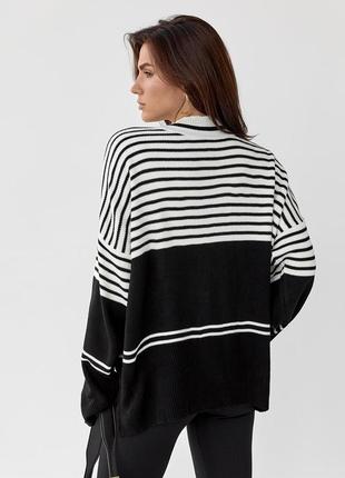 Стильний чорно-білий светр в смужку7 фото