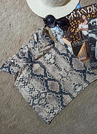 Гарна коротка спідниця в зміїний принт